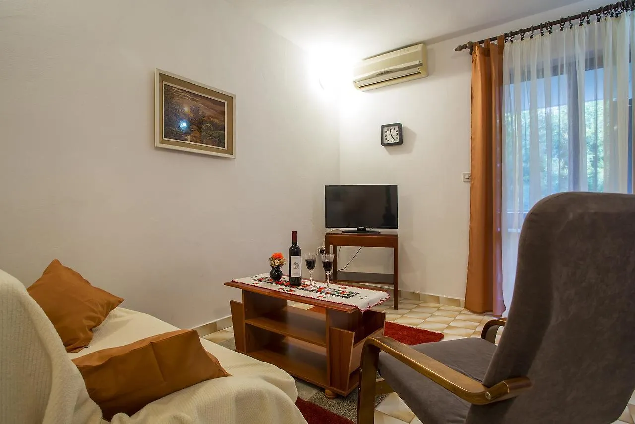 Apartment Puh Pula 0*,